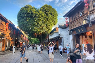 與浪漫撞滿懷 福州三坊七巷升起&ldquo;愛心樹&rdquo;