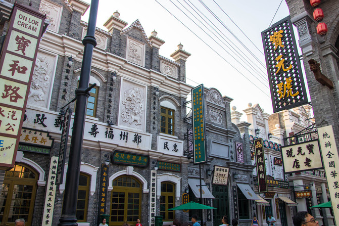 推開穿越時(shí)光之門,體驗(yàn)建業(yè)華誼兄弟電影小鎮(zhèn)造夢(mèng)之旅。